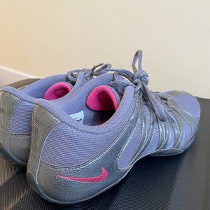 Nike Women's Musique 4 Gray Running Sneakers